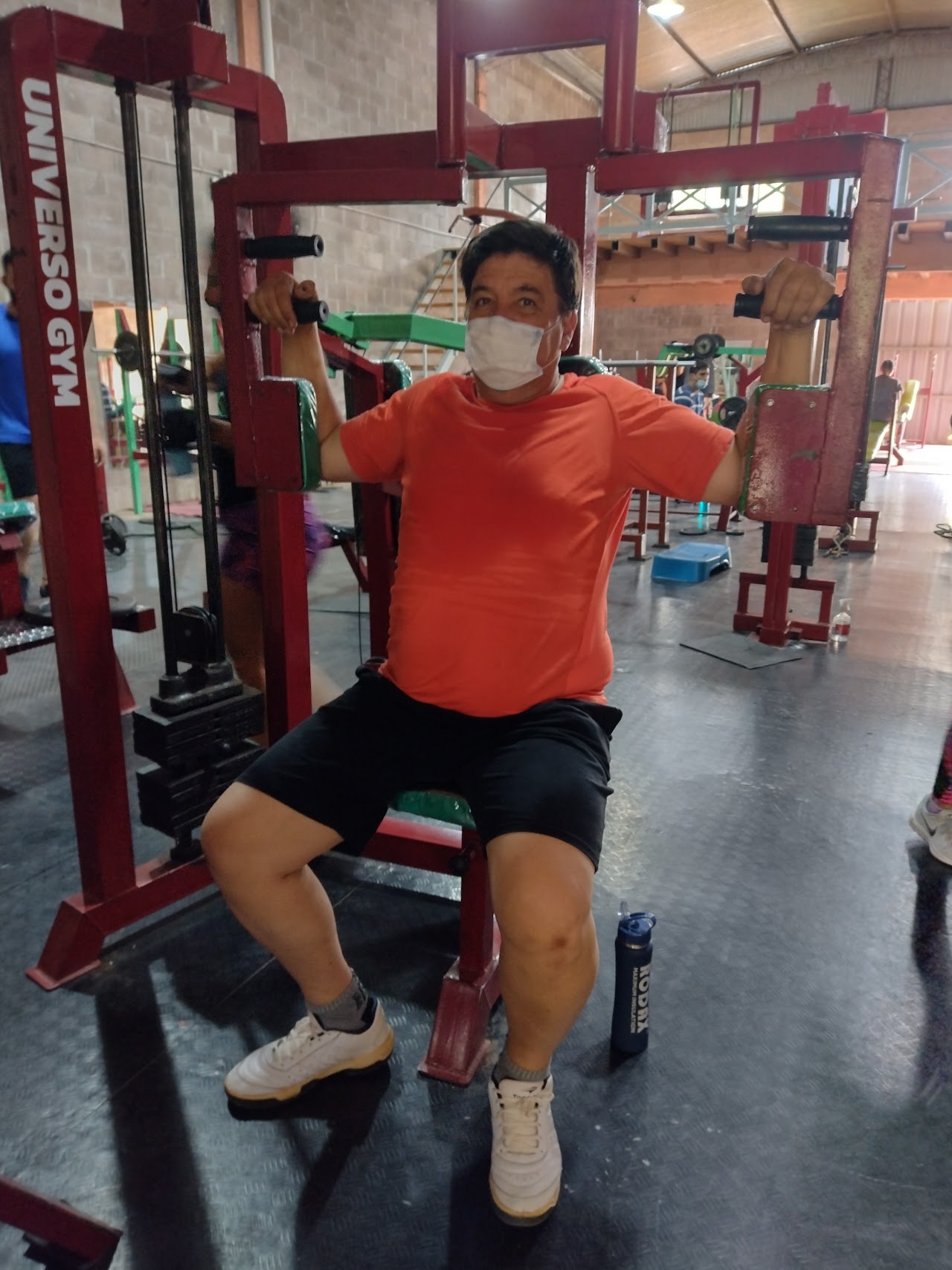 Sector mancuernas pesadas y rack de acero en Universo Gym