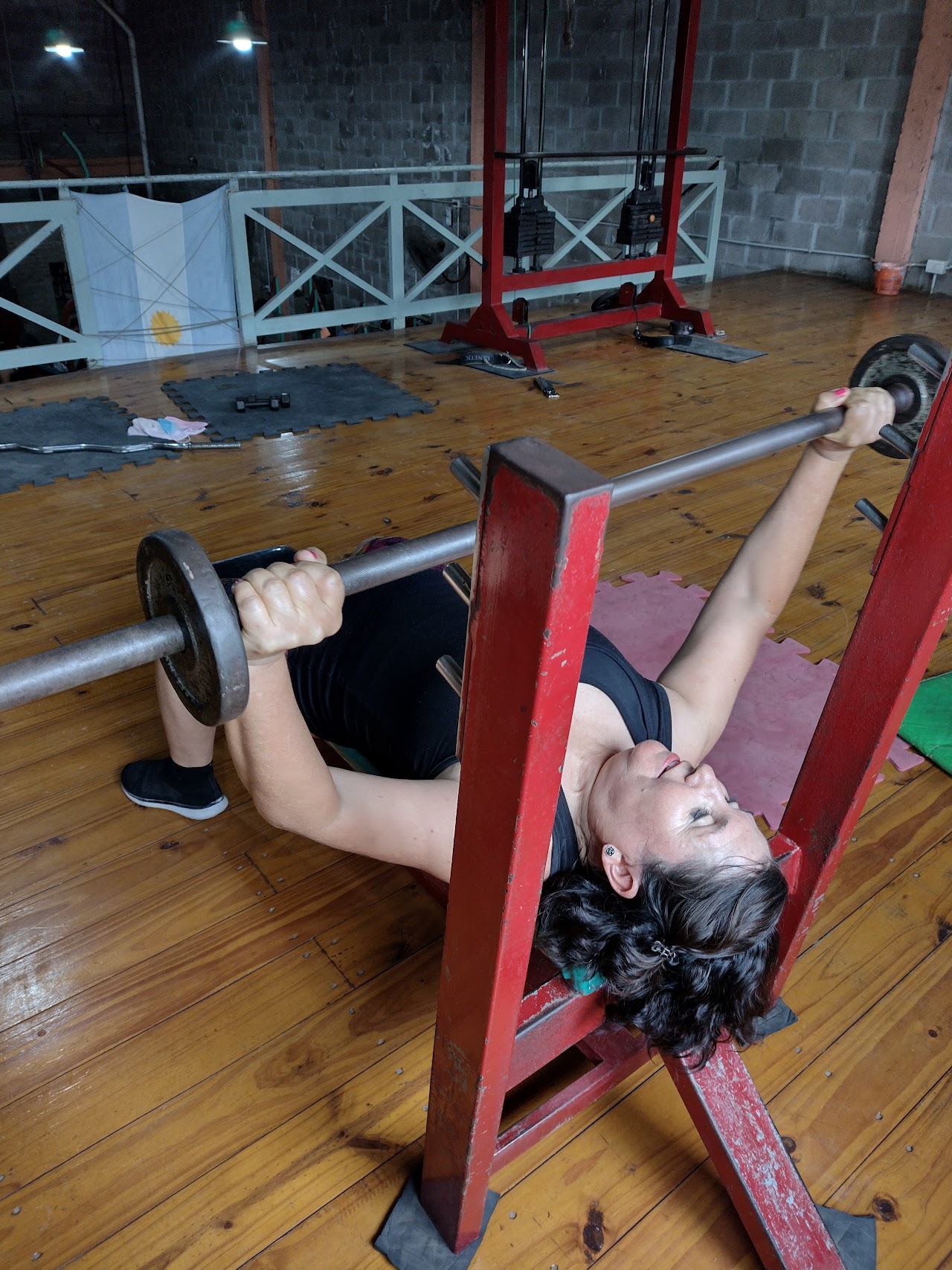 Sala principal, jaulas de sentadillas y poleas de Universo Gym